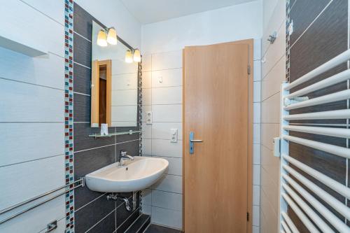 un bagno con lavandino e specchio di Sylter Krabbe a Westerland