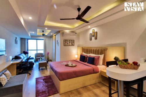 Fotografie z fotogalerie ubytování StayVista's Skyline Studio Apartments - Urban Oasis with Terrace Infinity Pool, Gym & Bar v destinaci Džajpur