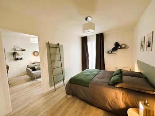 1 dormitorio con 1 cama y sala de estar en Résidence le Bois-Plage en Ré, en Le Bois-Plage-en-Ré