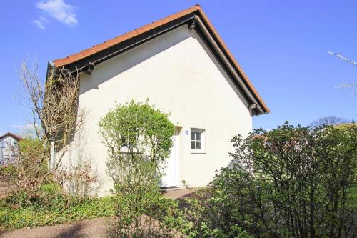 ein weißes Haus mit rotem Dach in der Unterkunft Cottage in Lenz in Lenz