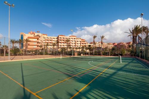 Εγκαταστάσεις για τένις ή/και σκουός στο Elba Sara Beach & Golf Resort ή εκεί κοντά