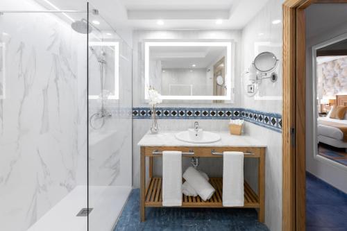 a bathroom with a sink and a shower at Elba Sara Beach & Golf Resort in Caleta De Fuste
