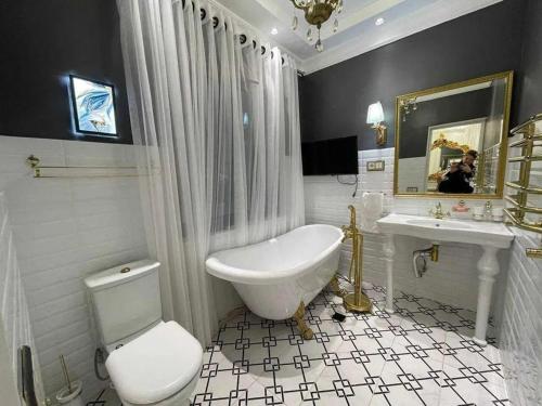 een witte badkamer met een toilet en een wastafel bij Premium Residences by Renowned Builders in Tasjkent