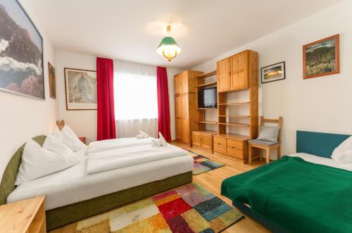 シュラートミンクにあるFerienwohnungen Karoline by Schladming-Appartementsのベッドルーム1室(ベッド2台、テレビ付)