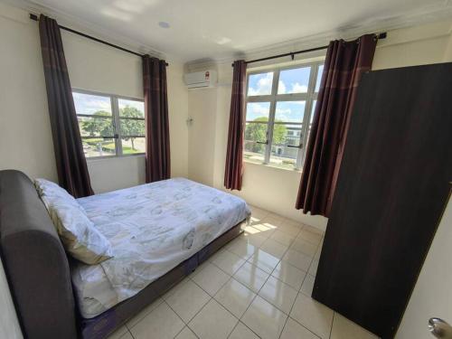 um quarto com uma cama e duas janelas em Top View Synergy Square em Kuching