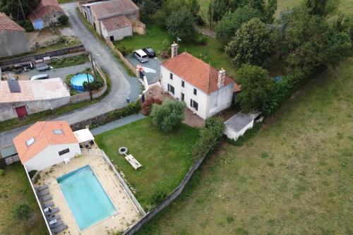 - une vue aérienne sur une maison avec une piscine dans l'établissement Maison en Vendée avec Piscine, à Corpe