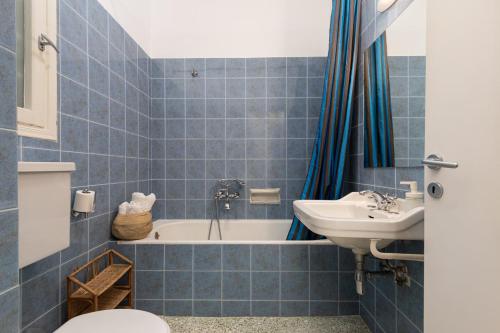 Athenian Apartment in Kolonaki في أثينا: حمام مع حوض ومغسلة ومرحاض