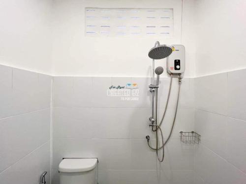 eine Dusche im weißen Bad mit WC in der Unterkunft Casa Cactus in Nathon Bay