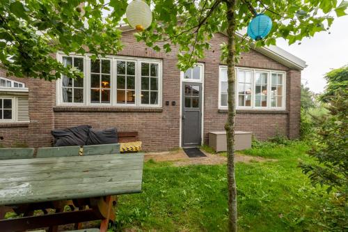 een huis met een bankje ervoor bij Mooi appartement in Werkplaats in Kampen
