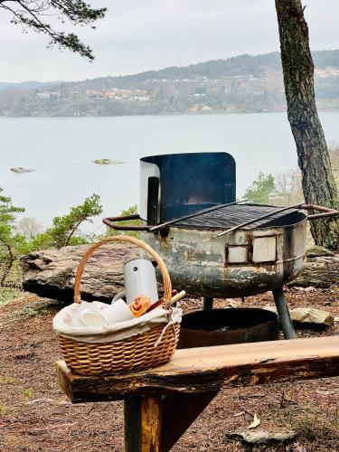 a basket sitting on a table next to a truck at Hällesdalens Gård - semesterhus i Bohuslän in Svenshögen