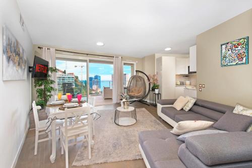 un salon avec un canapé et une table dans l'établissement Grande terrasse - Vue mer - Parking - BK, à Beausoleil