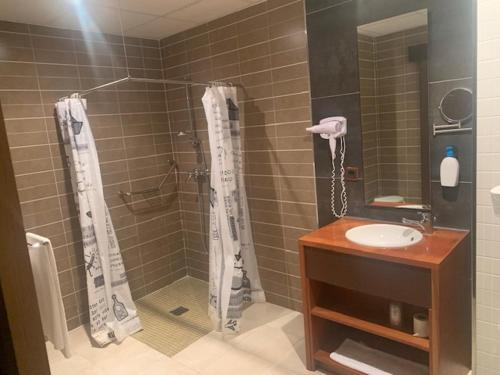ein Bad mit einer Dusche und einem Waschbecken in der Unterkunft Buenavista in Cuenca