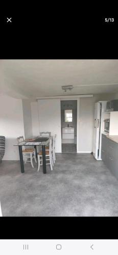 eine Küche mit einem Tisch und Stühlen im Zimmer in der Unterkunft Jolie T2 indépendant dans une villa in Solliès-Ville