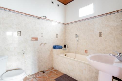 ein Badezimmer mit Toilette, Badewanne und Waschbecken in der Unterkunft Rumah Akira Seminyak in Seminyak