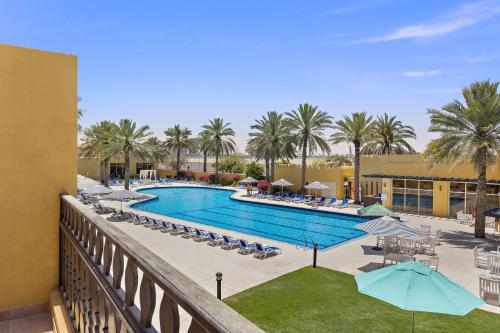 Bazén v ubytování Al Hamra Village Hotel nebo v jeho okolí
