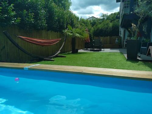 Photo de la galerie de l'établissement Appartement avec terrasse, petit jardin et piscine, à Cambo-les-Bains