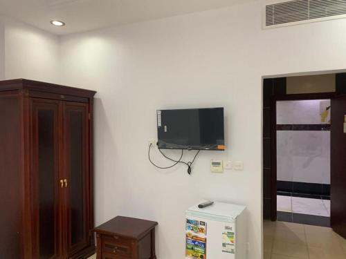 a living room with a tv on a wall at نجد العذية in Jarwal