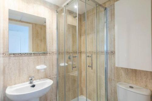 bagno con doccia, lavandino e servizi igienici di Lovely 2-Bed Apartment in Marina de la Duquesa a Castillo de Sabinillas