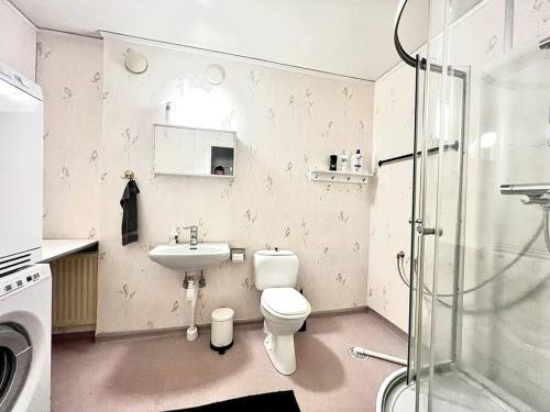 Bathroom sa Centralt Skinnskatteberg 2 sovrum