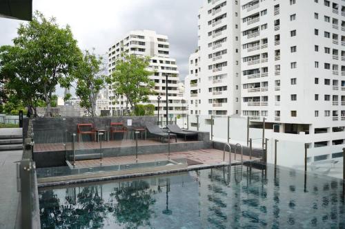 2 beds bangkok center max 6 في Klong Toi: تجمع مياه مع مبنيين طويلين