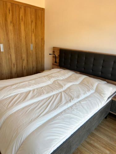 1 cama grande con cabecero negro en una habitación en Nuria golf Marrakech, en Marrakech