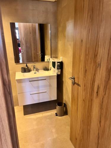 y baño con lavabo y espejo. en Nuria golf Marrakech, en Marrakech