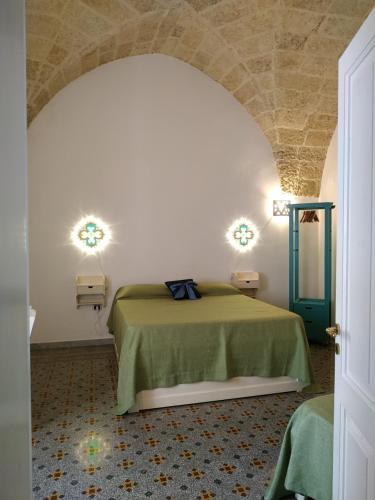 um quarto com uma cama e duas luzes na parede em Ninanera em Casarano