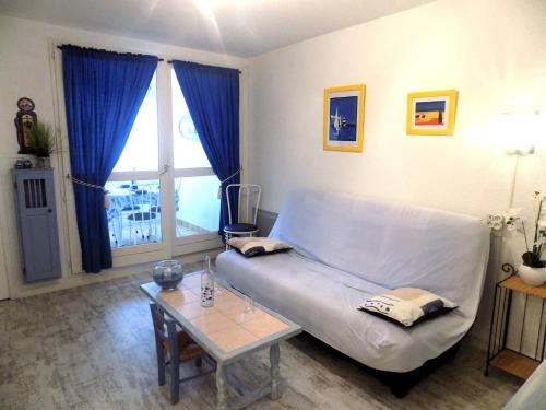 un salon avec un canapé et une table dans l'établissement Saint Georges de Didonne - AGREABLE APPARTEMENT - PROCHE PLAGE - Evasion Marine, à Saint-Georges-de-Didonne