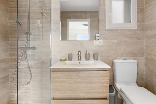 ein Bad mit einem WC, einem Waschbecken und einer Dusche in der Unterkunft Villa vue mer proche du centre in La Croix-Valmer