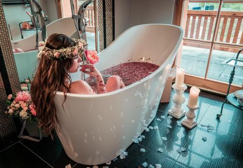 Eine Frau sitzt in einer Badewanne in der Unterkunft Pałac na Wodzie Hotel & SPA in Jelenia Góra