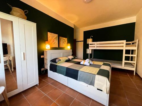 1 dormitorio con 1 cama y 1 litera en QuiVago, en Ripe San Ginesio