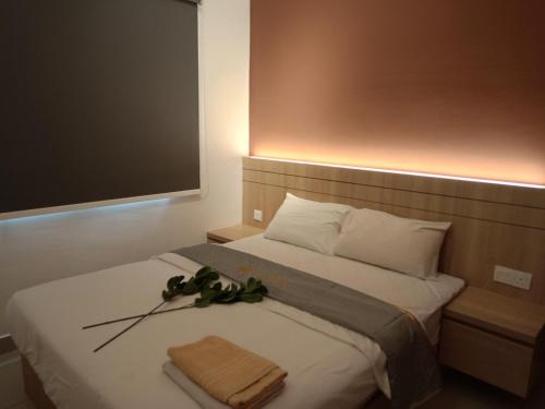 een hotelkamer met een bed met een handdoek erop bij Amber Cove -Sunset Bliss Retreat Sea/CityView By Luxpro in Melaka
