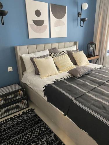 - une chambre avec un grand lit et des oreillers noirs et blancs dans l'établissement 2+1 Luxury flat ,near Old Town, à Antalya