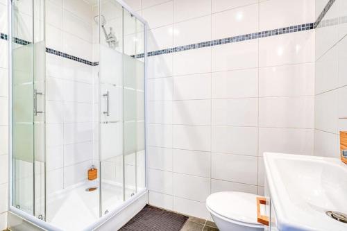 ein Bad mit einer Dusche, einem WC und einem Waschbecken in der Unterkunft Studio cosy, Wifi, Netflix in Fleury-Mérogis