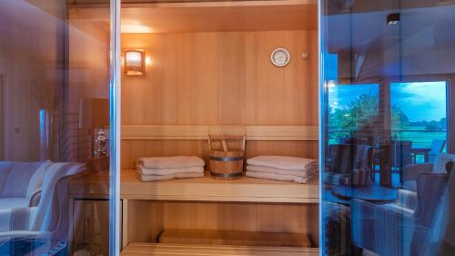 a room with two towels on a shelf at Elbstrand Resort Krautsand - Hotel Elbstrand in Drochtersen