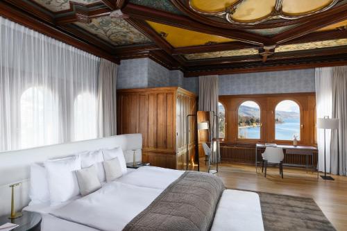 - une chambre avec un lit et un bureau dans l'établissement Château d'Ouchy, à Lausanne