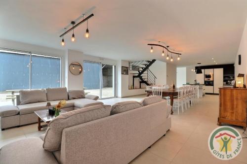 un salon avec un canapé et une table dans l'établissement Le morgan, à Parcé