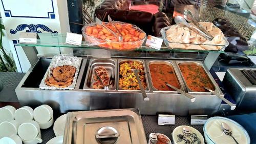 um buffet repleto de diversos tipos de comida em Oakhill Resorts em Solan