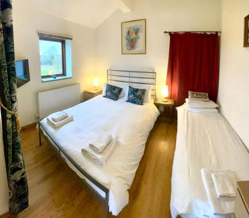 ein Schlafzimmer mit einem Bett und einem roten Vorhang in der Unterkunft 1 Bedroom Apartment with a Wonderful View in Stone