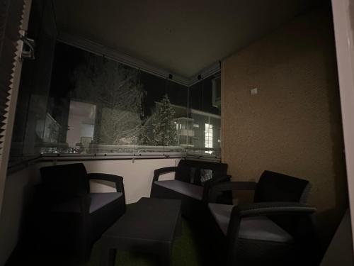 a group of chairs in a room with a window at Moderni ja supermukava asunto! 65'Smart TV, Valokuitunetti, lähellä yliopistoa! in Lappeenranta