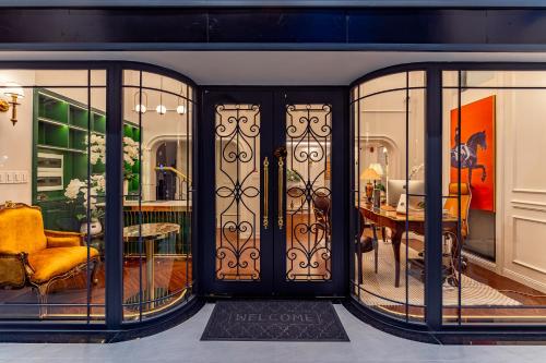 een kamer met glazen deuren en een eetkamer bij Golden Sun Apartment in Ho Chi Minh-stad