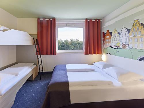 オスナブリュックにあるB&B Hotel Osnabrückのベッドルーム1室(二段ベッド2台、窓付)が備わります。