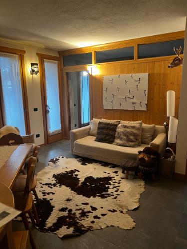 Posezení v ubytování Appartamento incantevole con box e ski room, Wi-Fi, Bormio