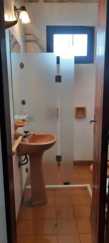 y baño con aseo y espejo. en DEPTO 2 CON CON COCHERA VILLA GESELL en Villa Gesell