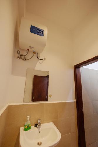Bilik mandi di Apartment at Pearl Marina - Garuga Road