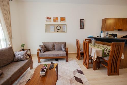 uma sala de estar com um sofá e uma mesa em Apartment at Pearl Marina - Garuga Road em Wakiso