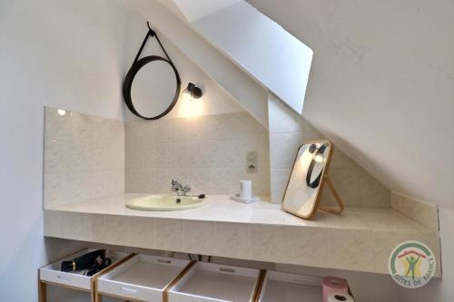 ヴィトレにあるLe karrdiのバスルーム(洗面台、鏡付)