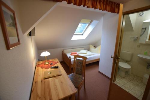 Habitación pequeña con mesa y dormitorio en Wolfsgrunder Festhof, en Dorfchemnitz