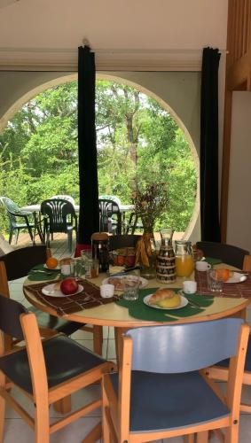 une table avec de la nourriture dessus devant une fenêtre dans l'établissement Montaigu Plage, à Montaigu-de-Quercy