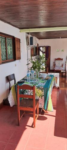 - une table à manger dans une pièce dotée d'une table dans l'établissement Maison d'hôtes Villa Mont du Pèlerin à Toamasina Madagascar, à Toamasina